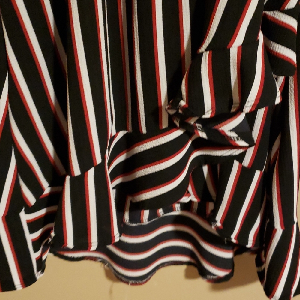 Super cute and flowy wrap dres - Picture 4 of 5